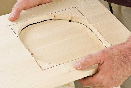 Så här sågar du en fyrkant med sticksåg: Fortsätt på samma sätt med följande sidor och hörn och ta bort det trä som sågats loss. Så här sågar du en fyrkant med sticksåg: Fortsätt på samma sätt med följande sidor och hörn och ta bort det trä som sågats loss.